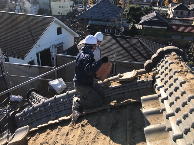 東京都足立区西綾瀬の屋根瓦・壁・バルコニーアスファルト・最終升撤去工事中の様子です。